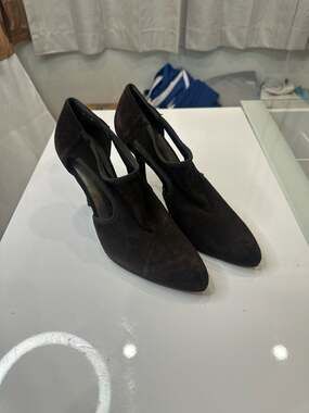 Stuart Weitzman Black Suede Mesh Panel Cut-Out Pointed Toe Pumps Size 8M Pumps